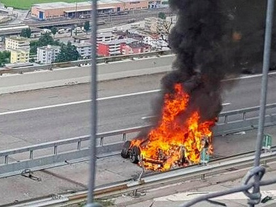 特斯拉在瑞士撞上隔離帶翻車起火 駕駛員當(dāng)場(chǎng)身亡